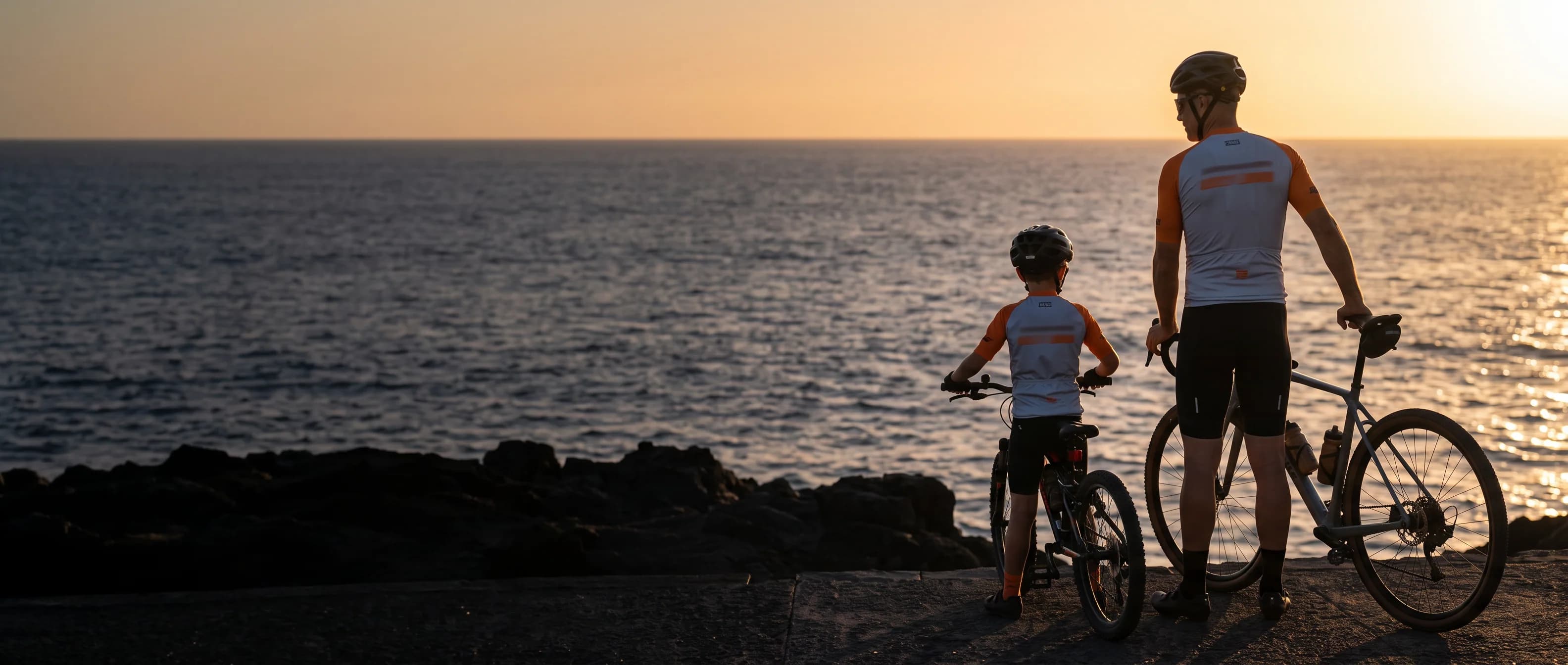 Ciclista infantil y adulto con la equipación de Barranquera Bike